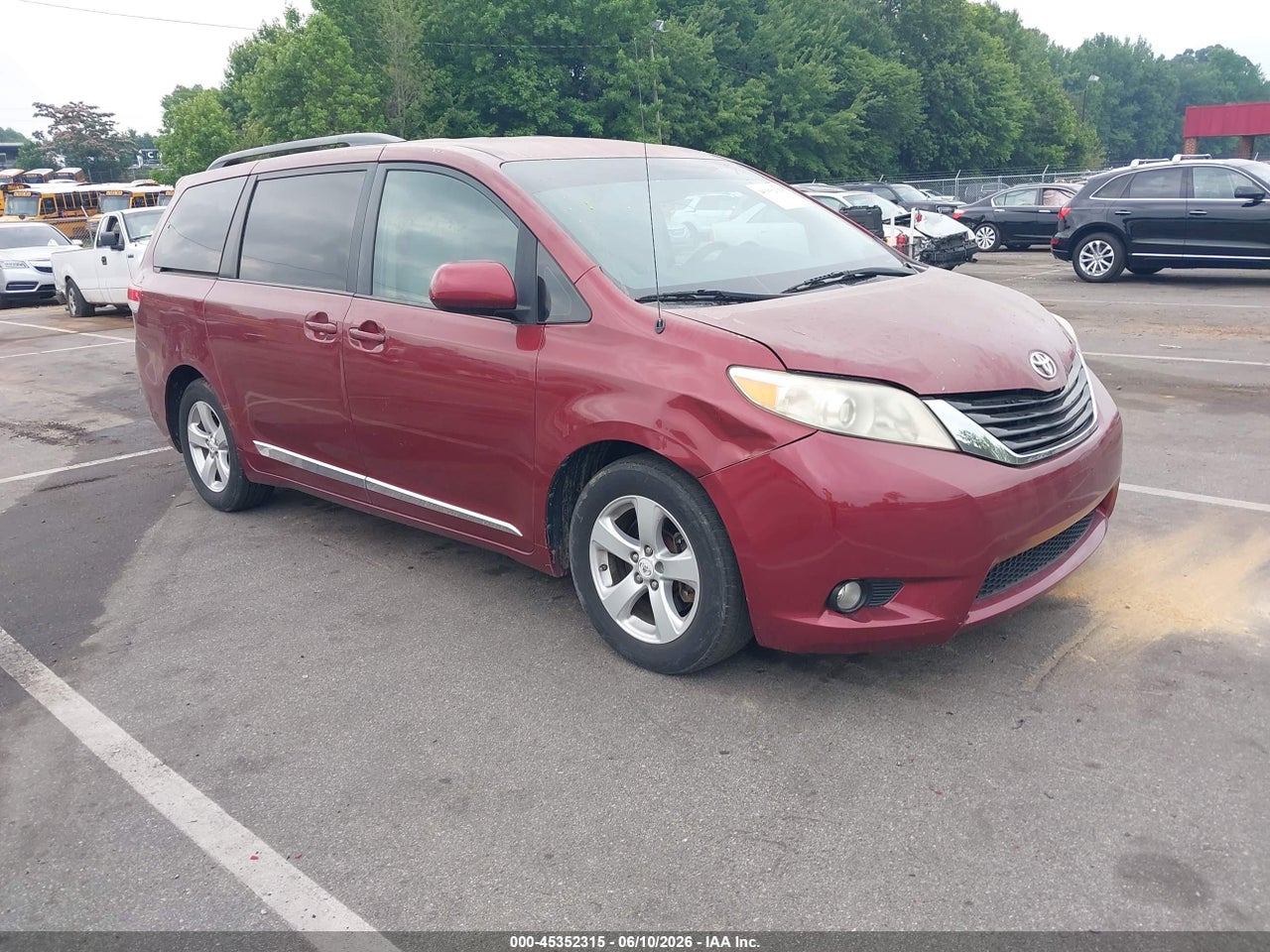 5TDKK3DC6BS****** · 2011 TOYOTA SIENNA LE V6