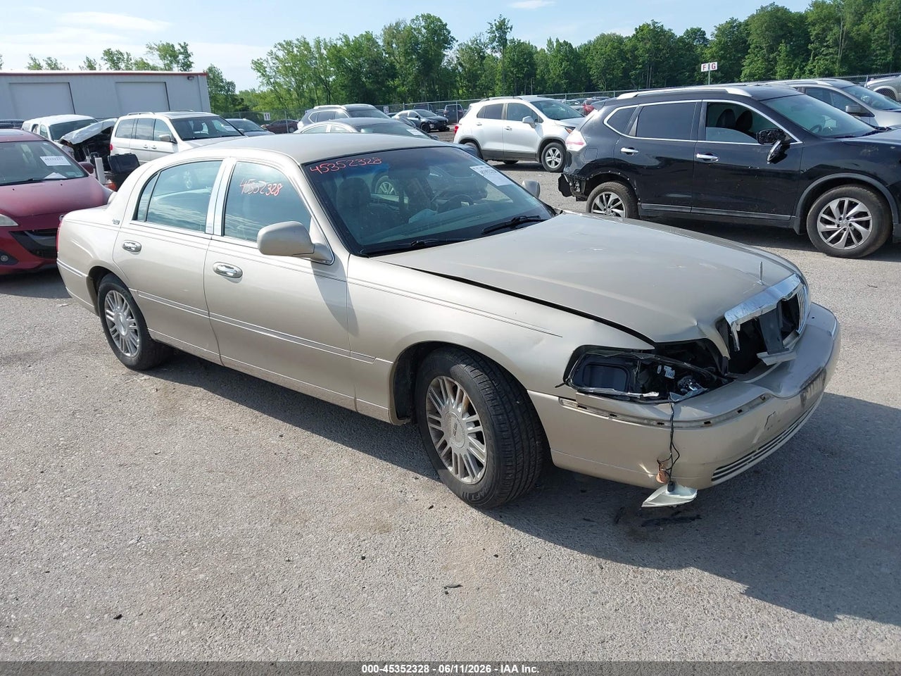 2LNBL8CV8AX****** · 2010 LINCOLN TOWN CAR SIGNATURE LIMITED