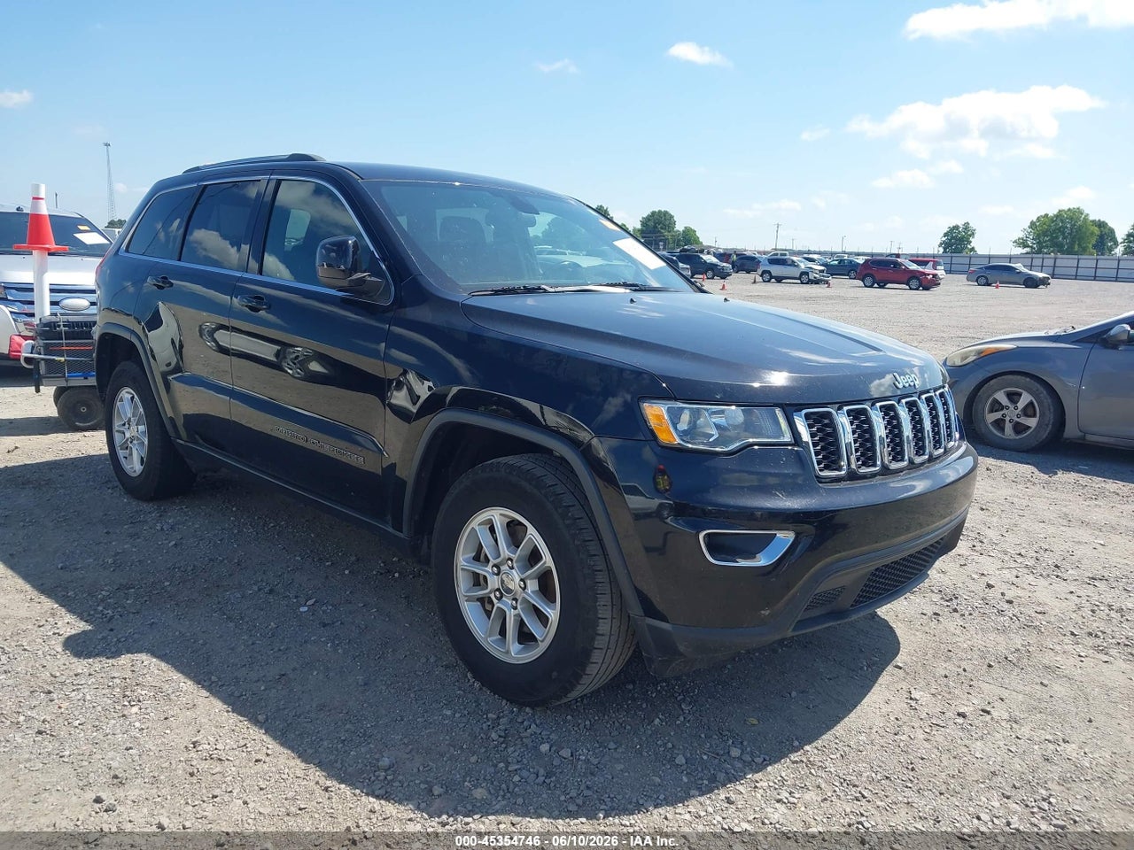 1C4RJEAG5JC****** · 2018 JEEP GRAND CHEROKEE LAREDO E 4X2