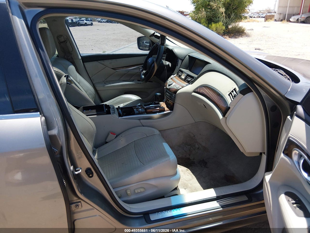2011 INFINITI M37 · 5/10