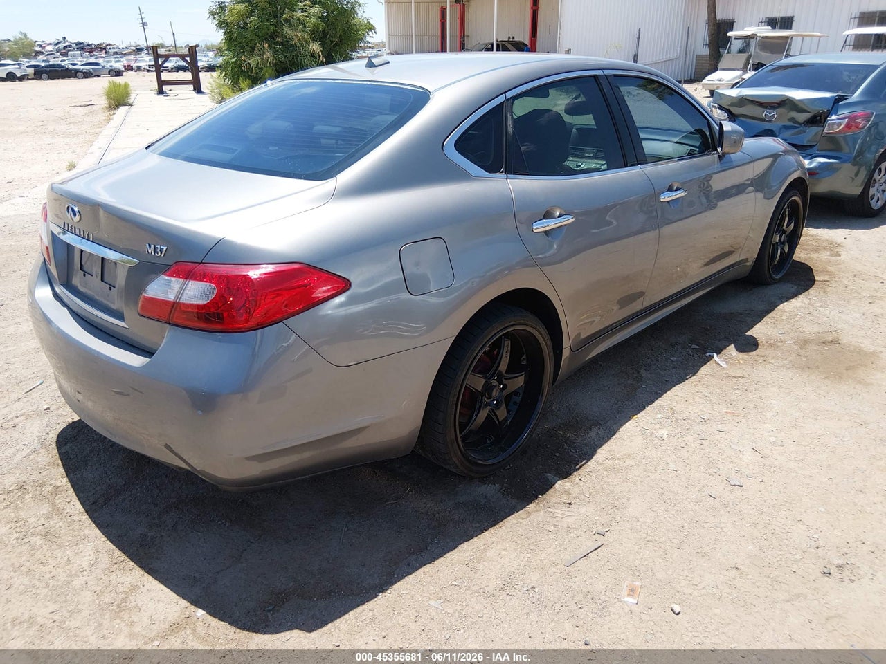 2011 INFINITI M37 · 4/10