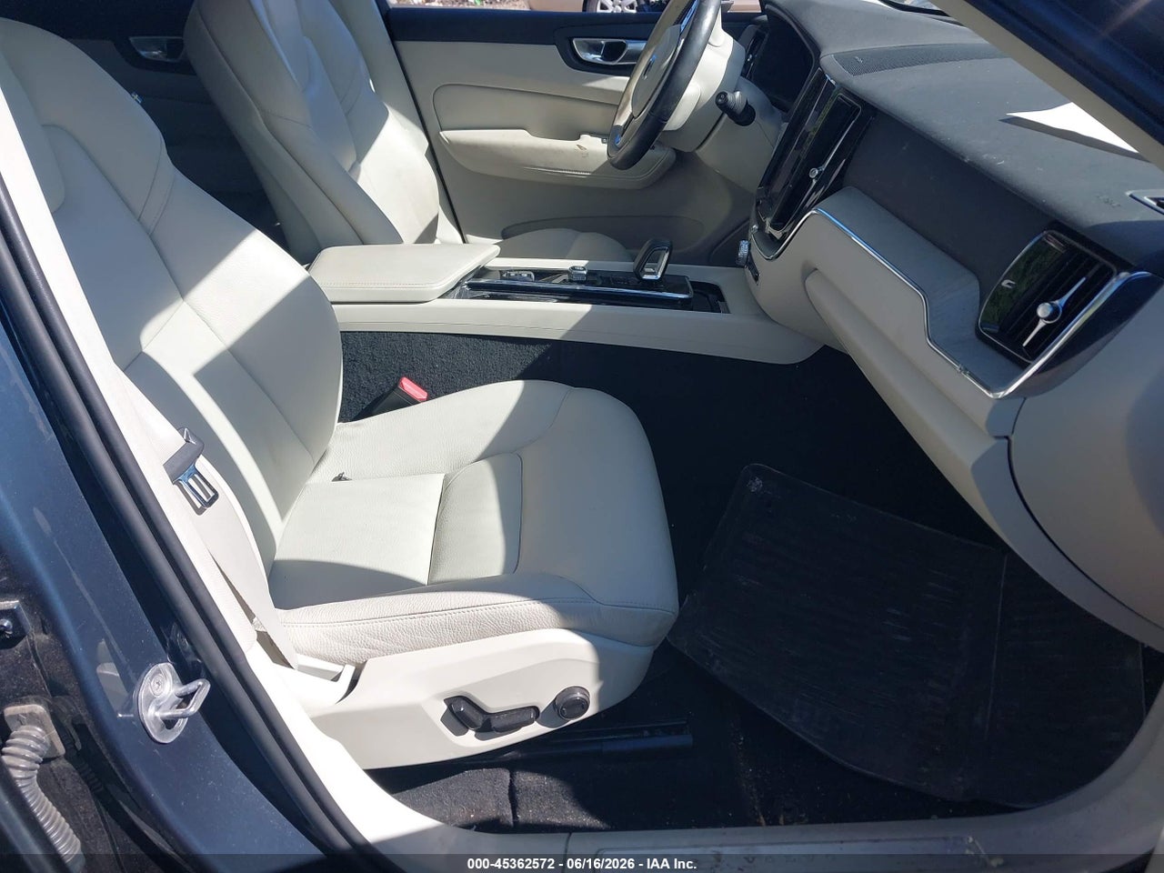 2024 VOLVO XC60 B5 PLUS DARK THEME · 5/11