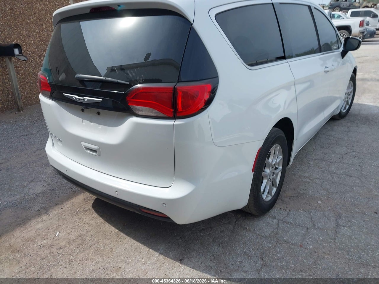 2025 CHRYSLER VOYAGER LX · 4/10