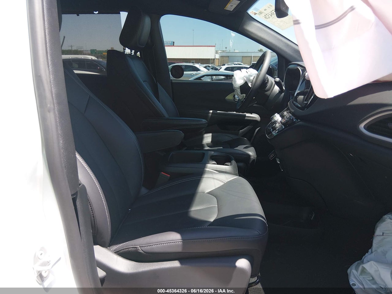 2025 CHRYSLER VOYAGER LX · 5/10