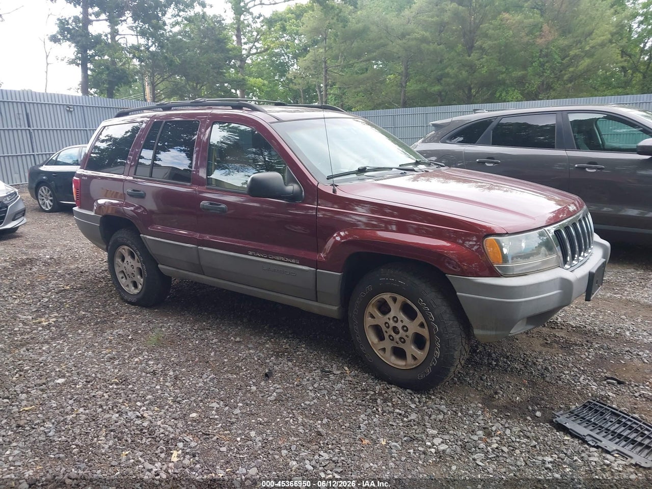 1J4GW48S3YC****** · 2000 JEEP GRAND CHEROKEE LAREDO