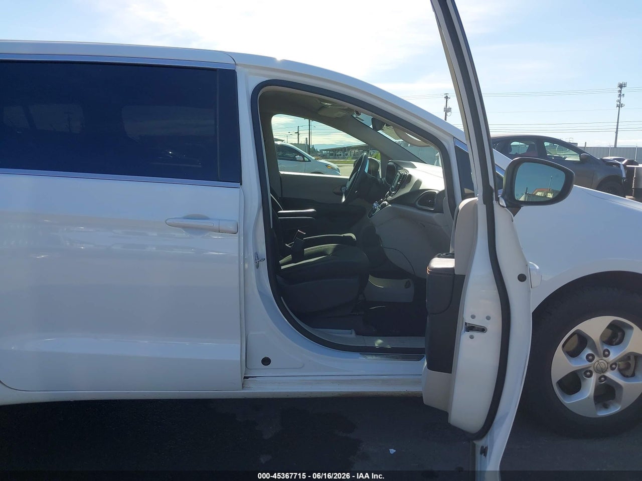 2017 CHRYSLER PACIFICA LX · 5/11