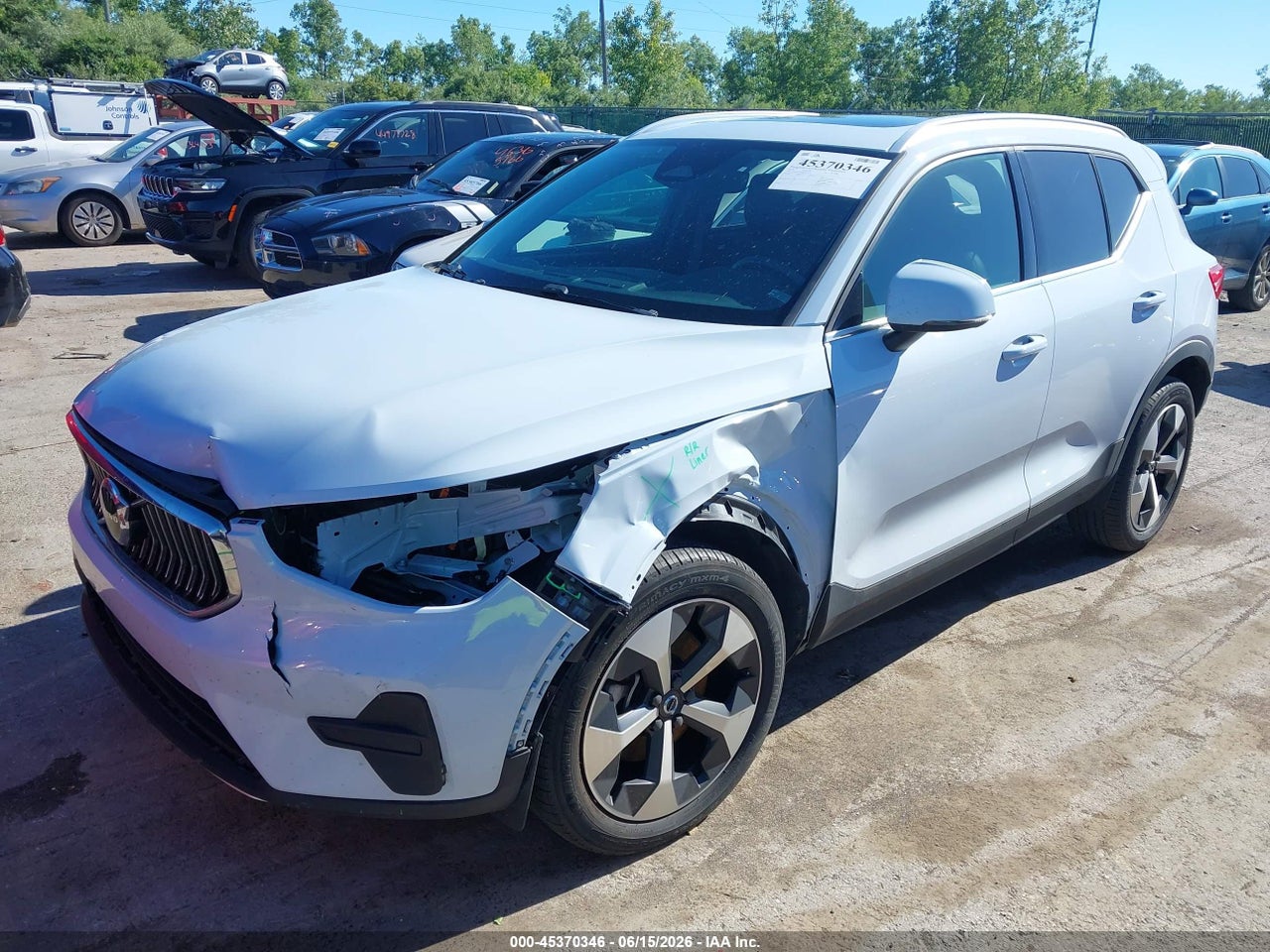 2024 VOLVO XC40 B5 CORE BRIGHT THEME · 2/7