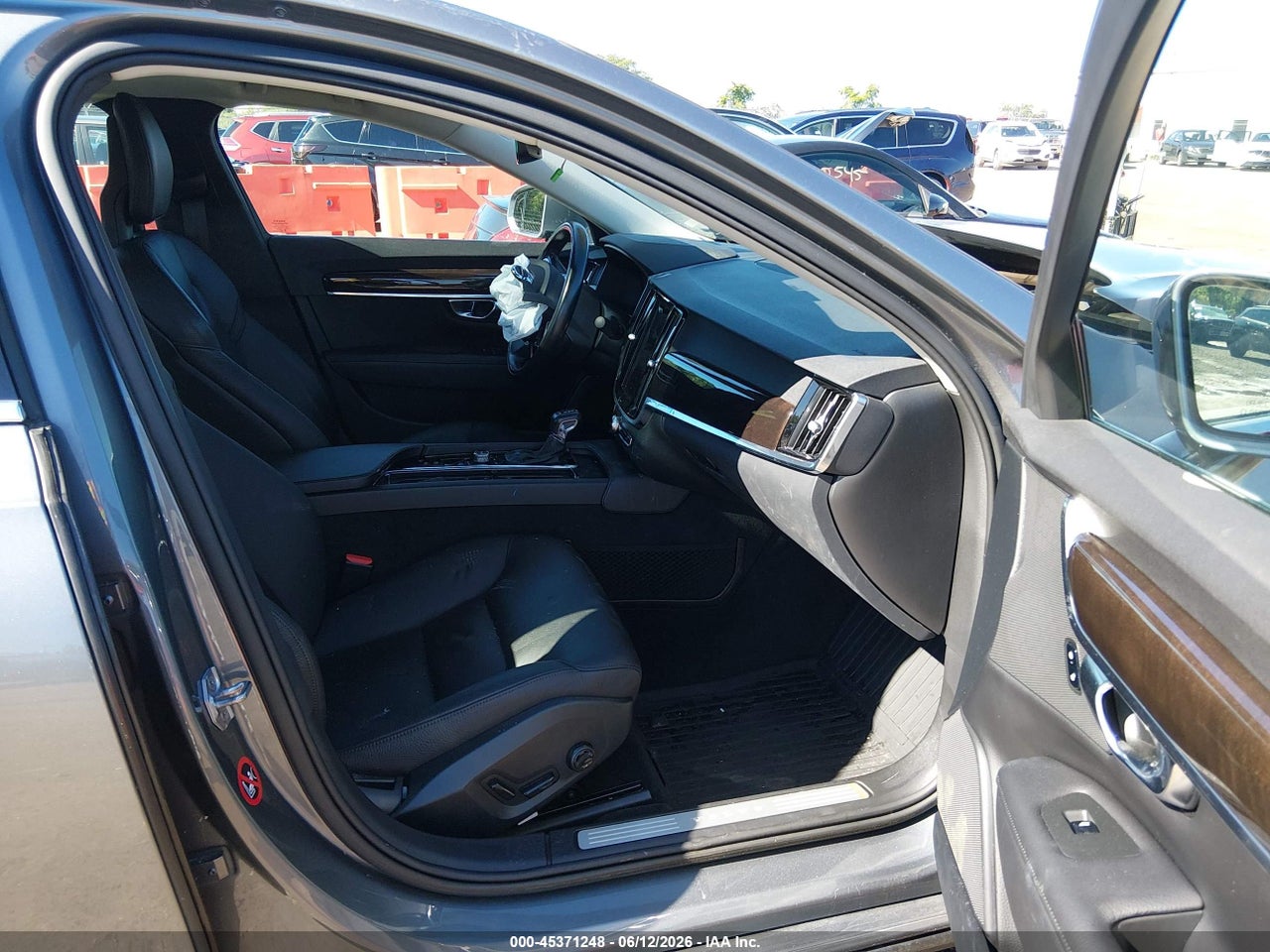 2017 VOLVO S90 T6 MOMENTUM · 5/11