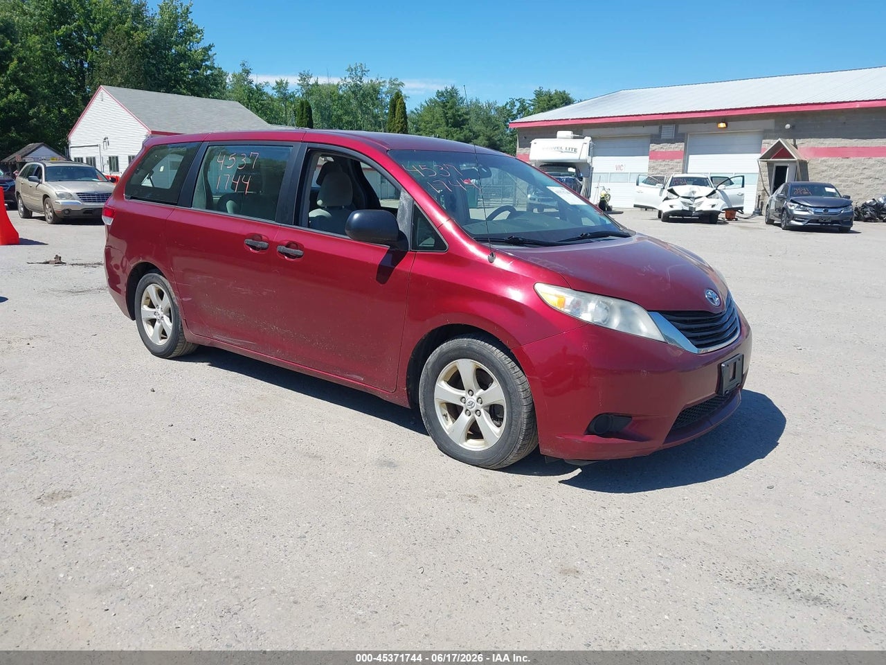 5TDZK3DC8BS****** · 2011 TOYOTA SIENNA BASE V6