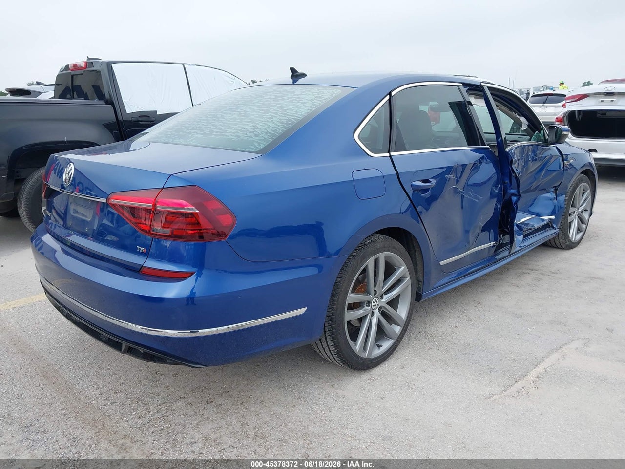 2017 VOLKSWAGEN PASSAT 1.8T R-LINE · 4/11