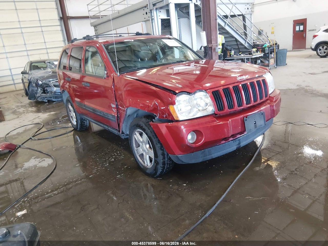 1J4HR48N15C****** · 2005 JEEP GRAND CHEROKEE LAREDO