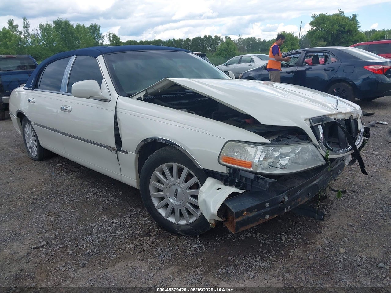 1LNHM83W04Y****** · 2004 LINCOLN TOWN CAR ULTIMATE