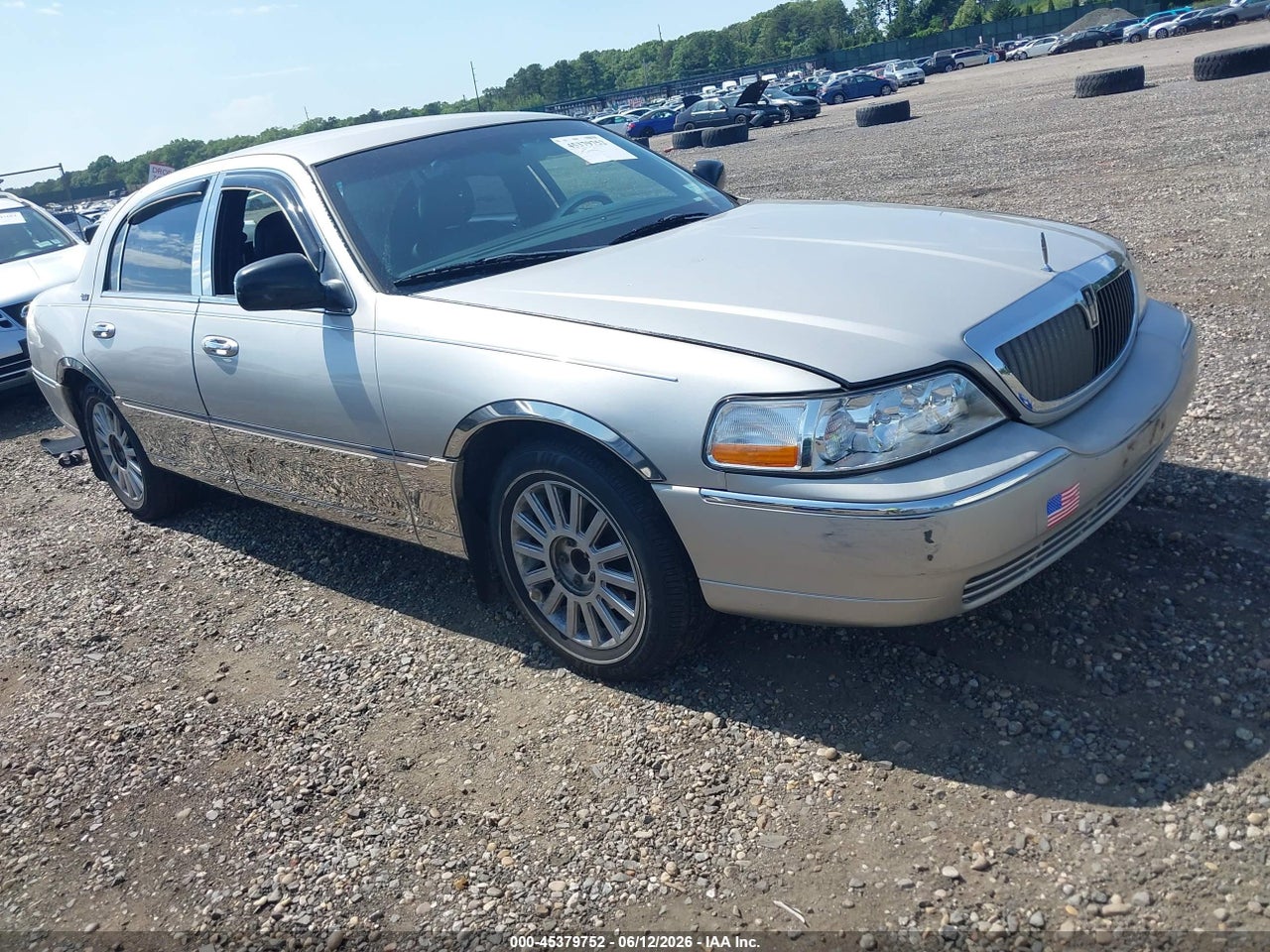 1LNHM82W45Y****** · 2005 LINCOLN TOWN CAR SIGNATURE LIMITED