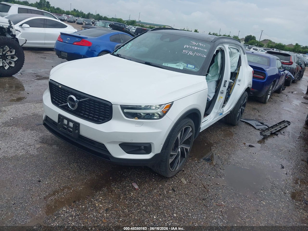 2022 VOLVO XC40 T5 R-DESIGN · 2/11