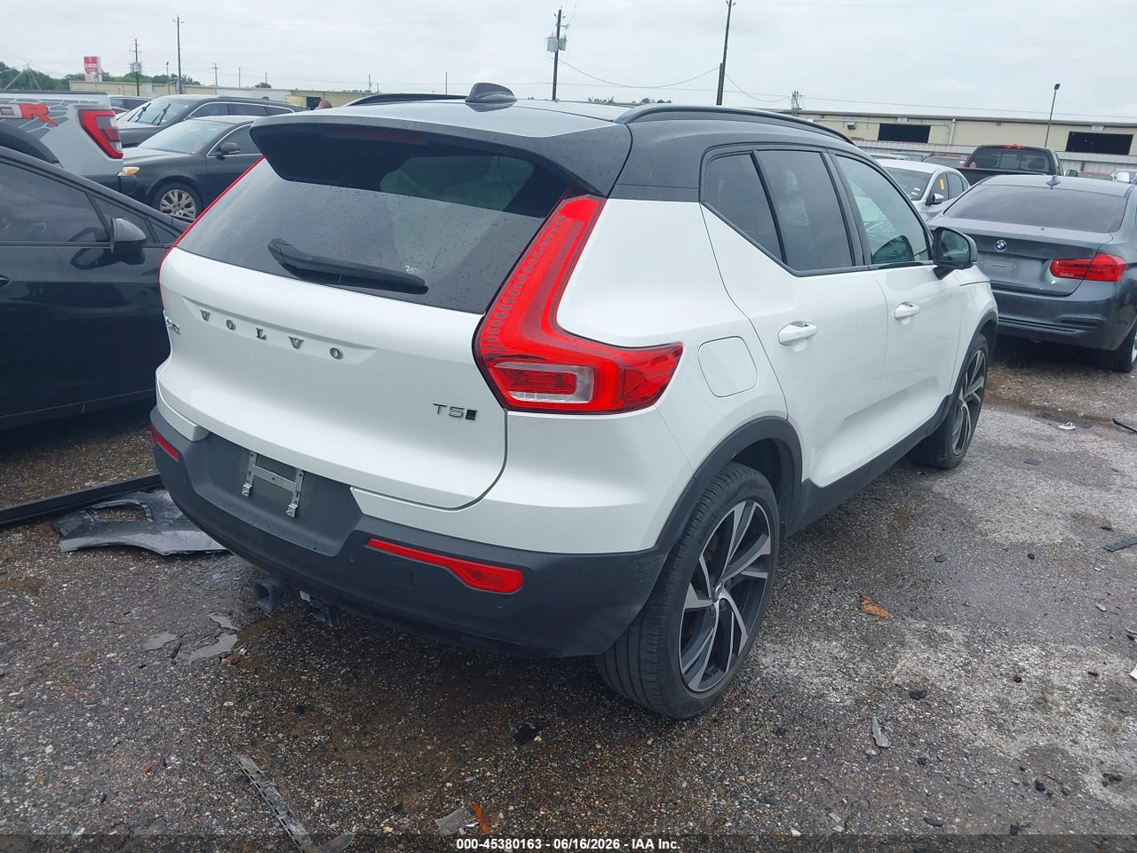 2022 VOLVO XC40 T5 R-DESIGN · 4/11