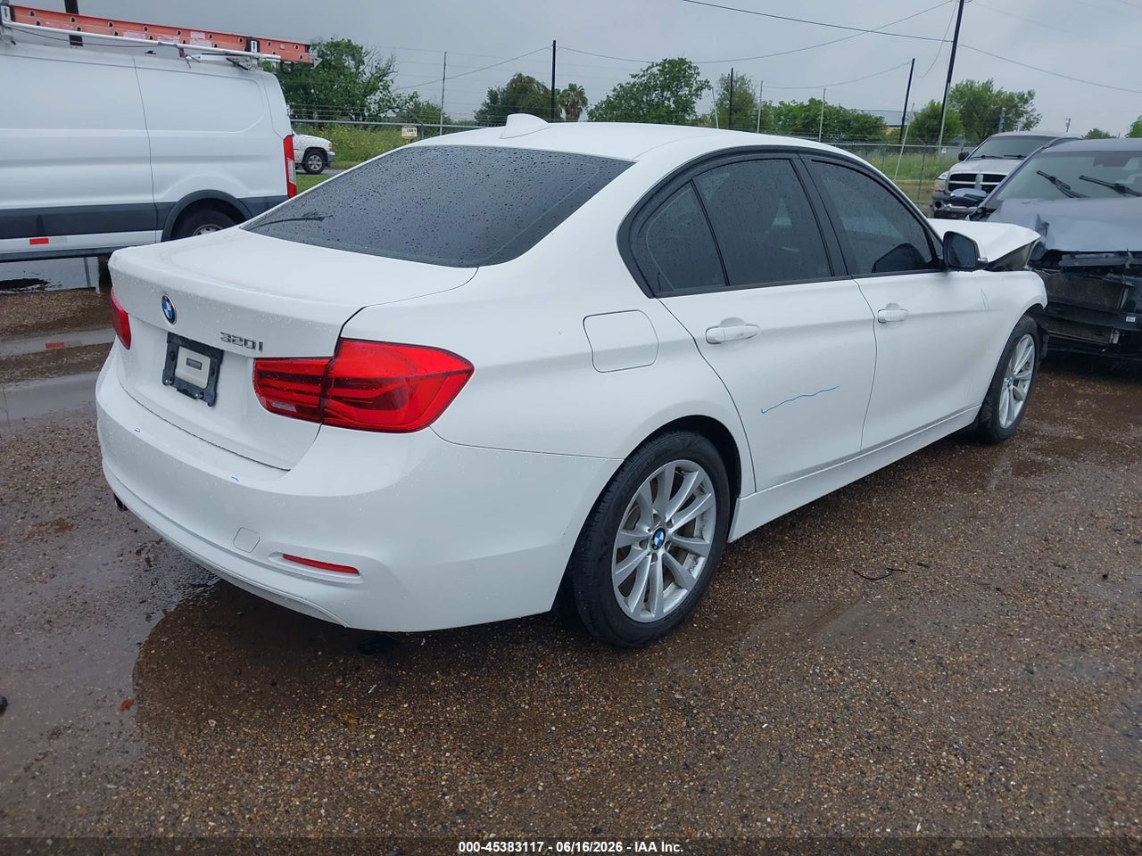 2018 BMW 320I   · 4/11