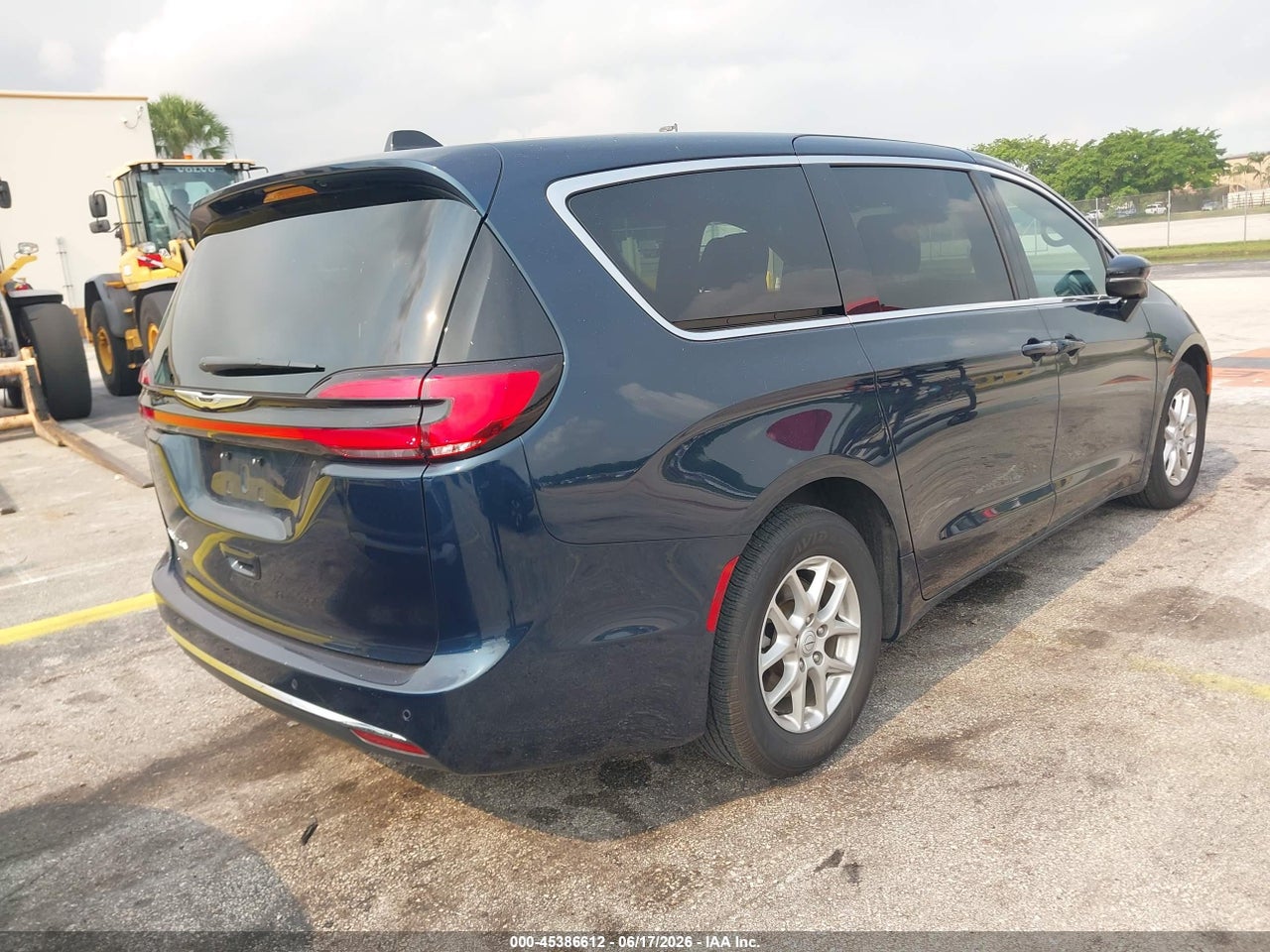2025 CHRYSLER PACIFICA SELECT · 4/11