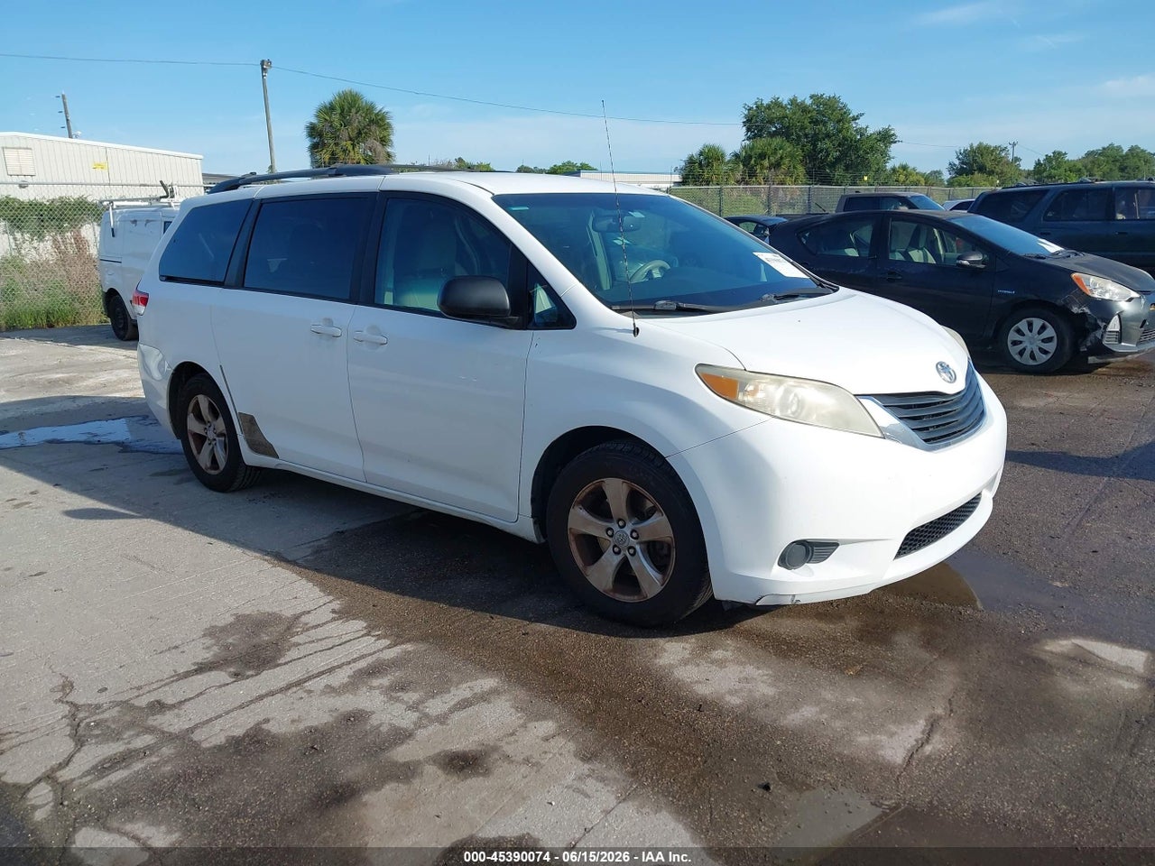 5TDKK3DC2BS****** · 2011 TOYOTA SIENNA LE V6