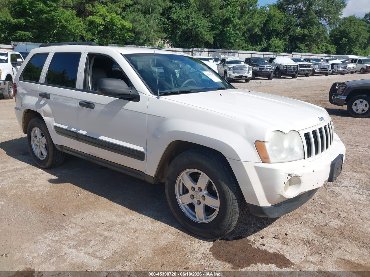 1J4HR48N45C****** · 2005 JEEP GRAND CHEROKEE LAREDO