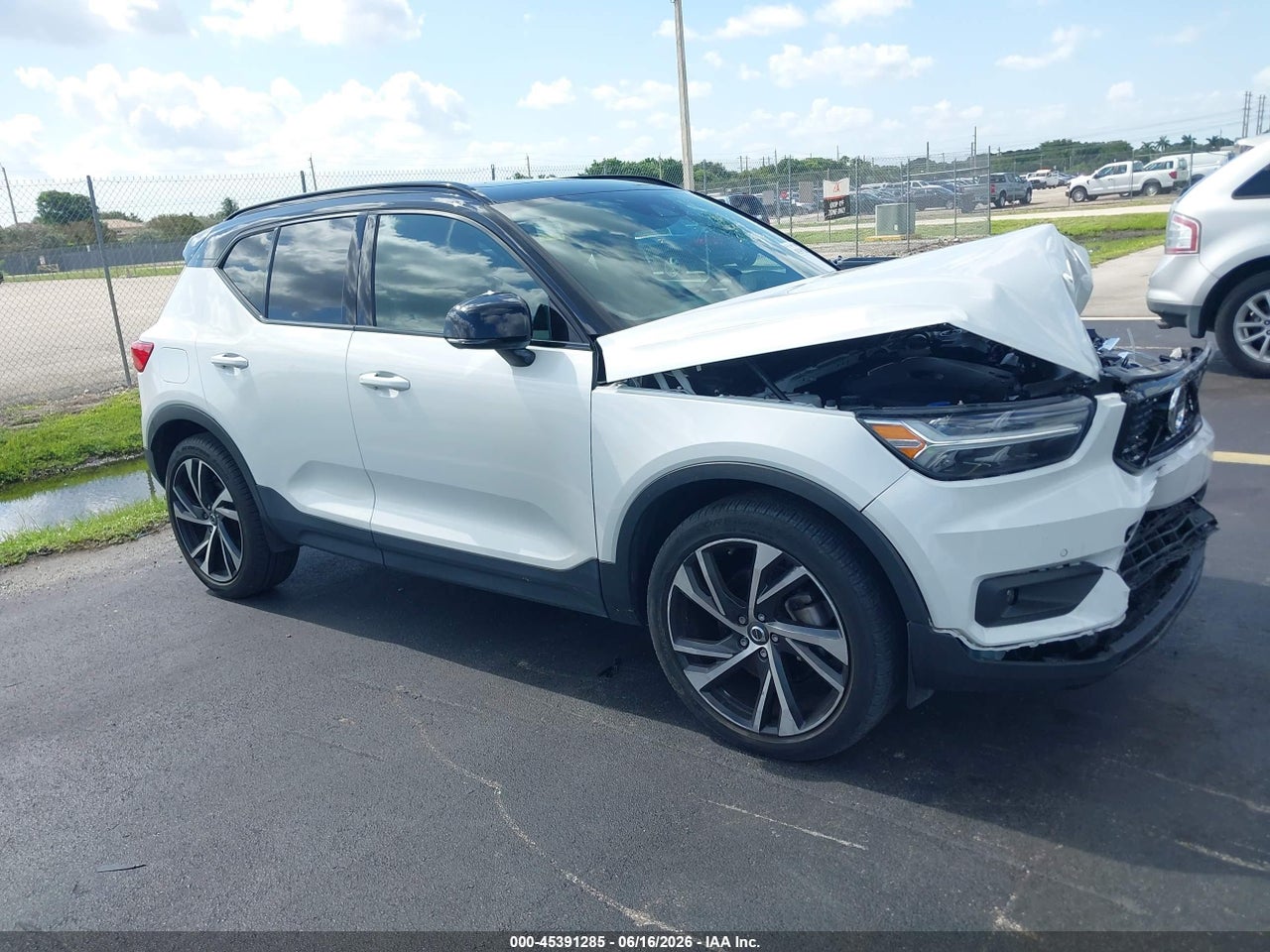 YV4162UM9M2****** · 2021 VOLVO XC40 T5 R-DESIGN