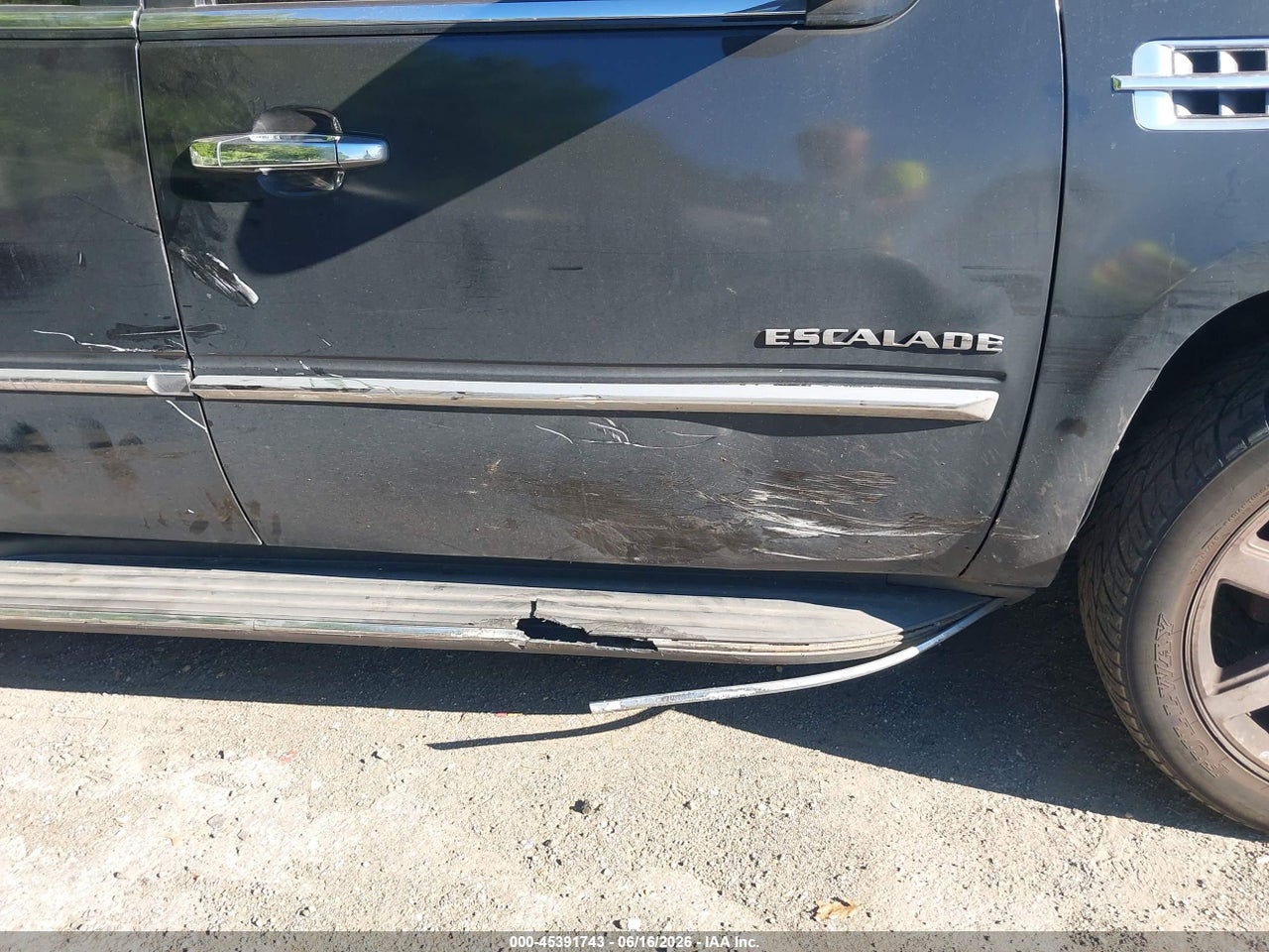 2011 CADILLAC ESCALADE LUXURY · 6/11