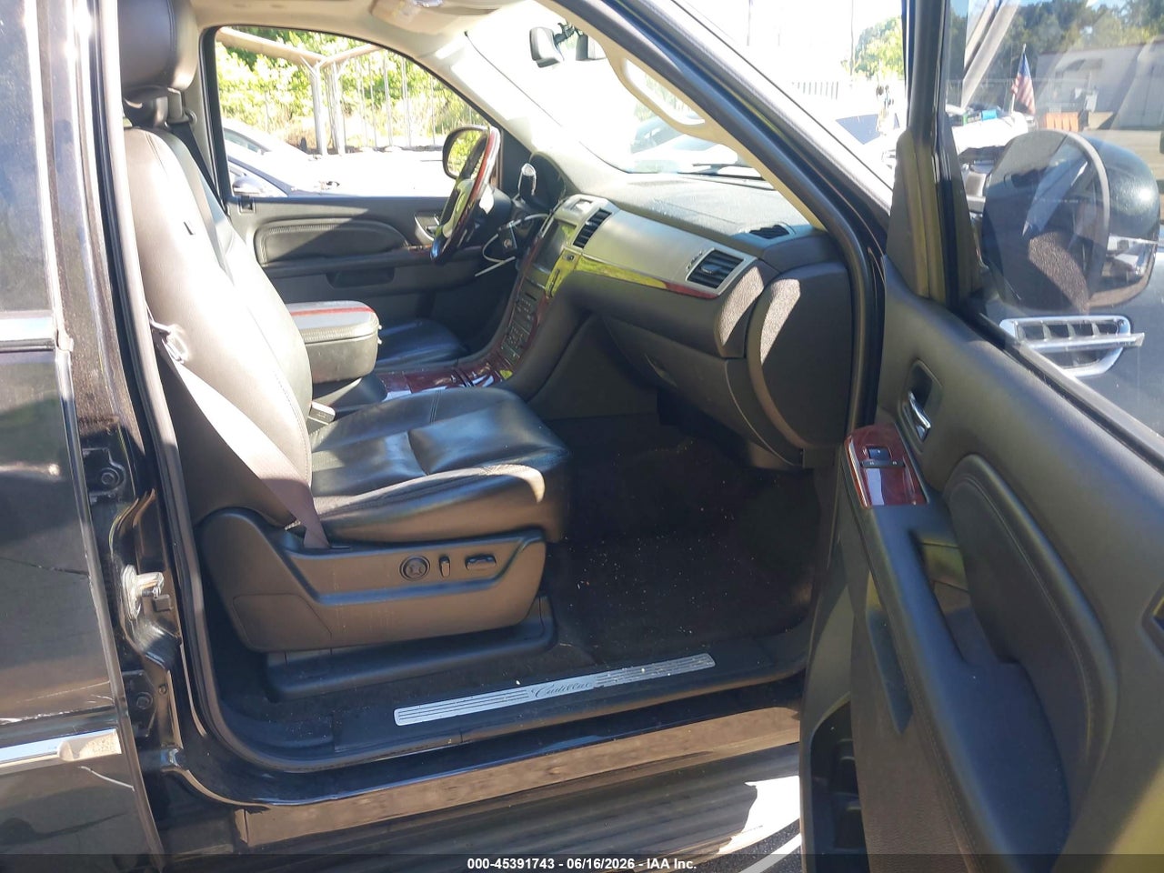 2011 CADILLAC ESCALADE LUXURY · 5/11