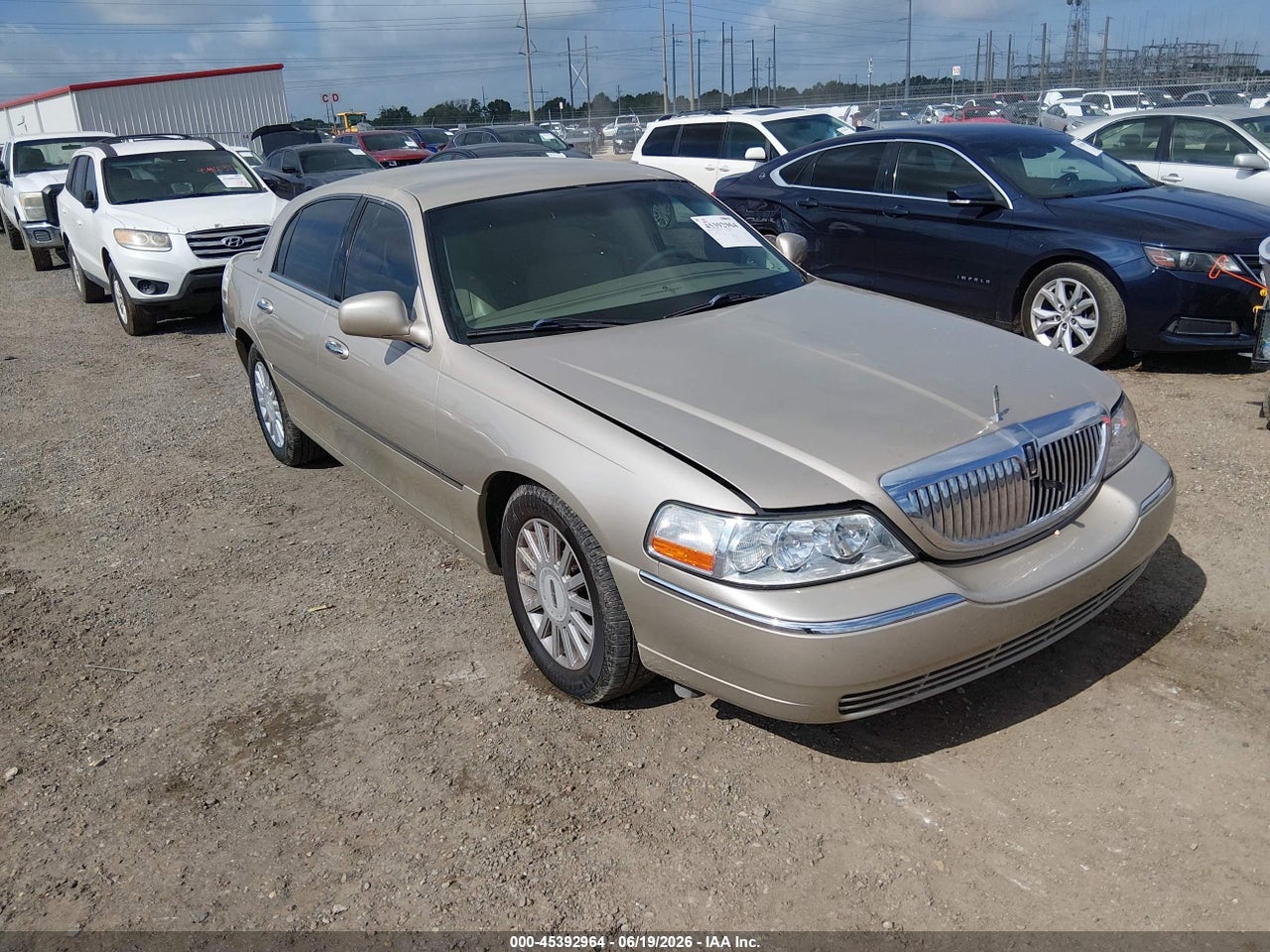 1LNHM81WX5Y****** · 2005 LINCOLN TOWN CAR SIGNATURE