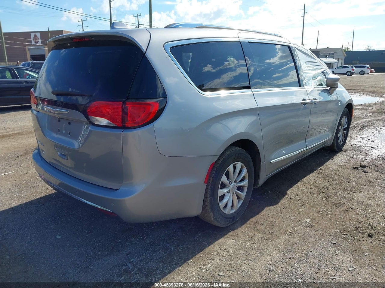 2017 CHRYSLER PACIFICA TOURING-L PLUS · 4/11