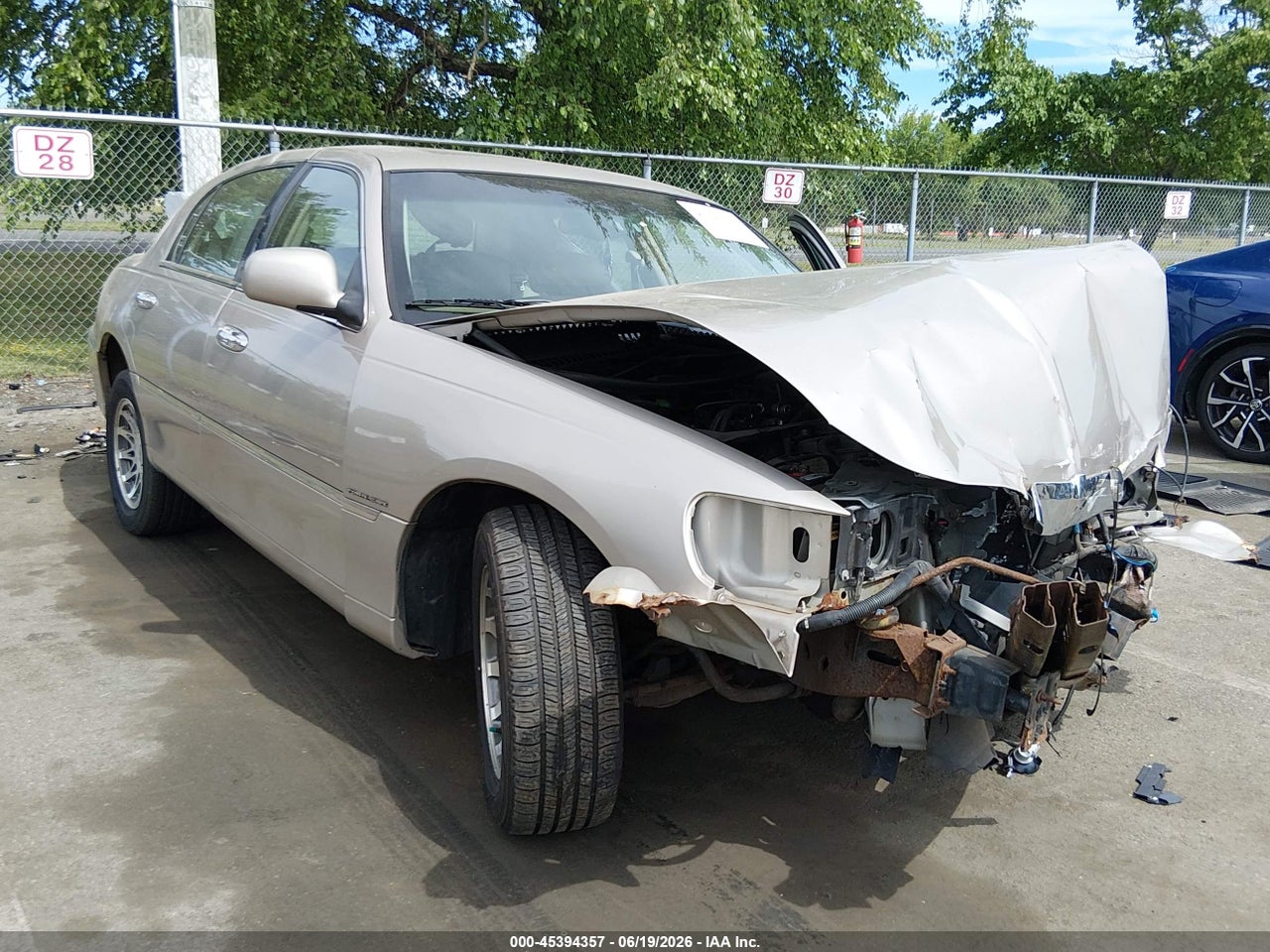 1LNHM82W92Y****** · 2002 LINCOLN TOWN CAR SIGNATURE