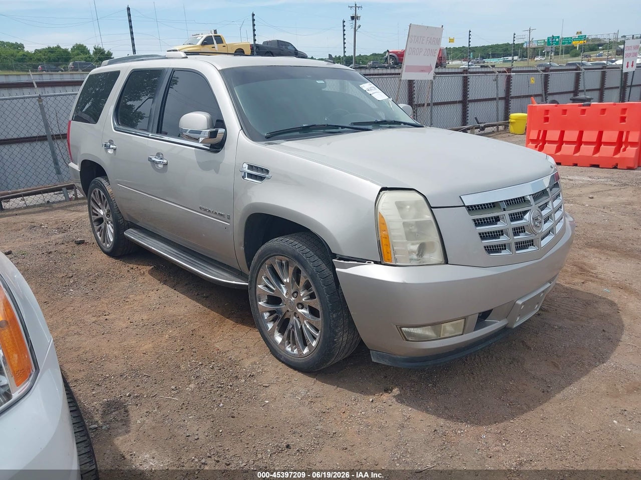 1GYFK638X8R****** · 2008 CADILLAC ESCALADE STANDARD