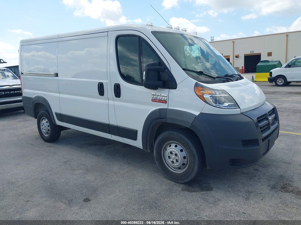 3C6TRVAG4JE****** · 2018 RAM PROMASTER 1500 LOW ROOF 136 WB