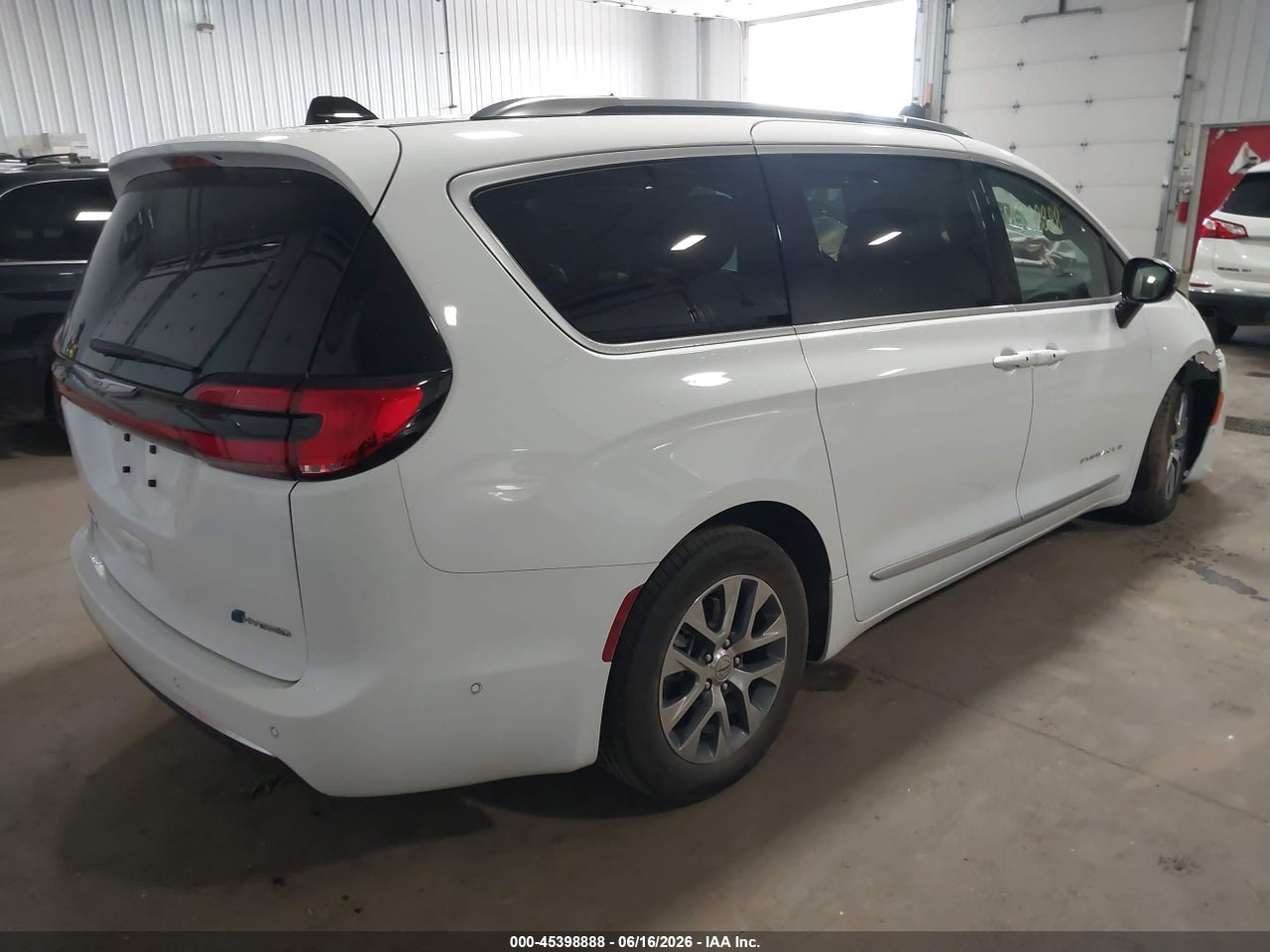 2025 CHRYSLER PACIFICA HYBRID PINNACLE · 4/11