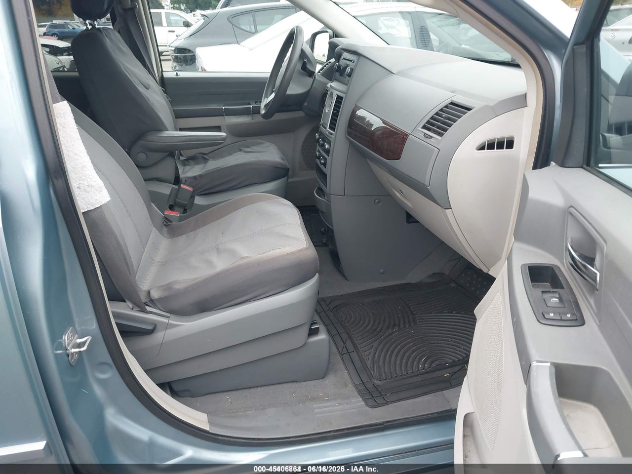 2009 CHRYSLER TOWN &amp; COUNTRY LX · 5/11