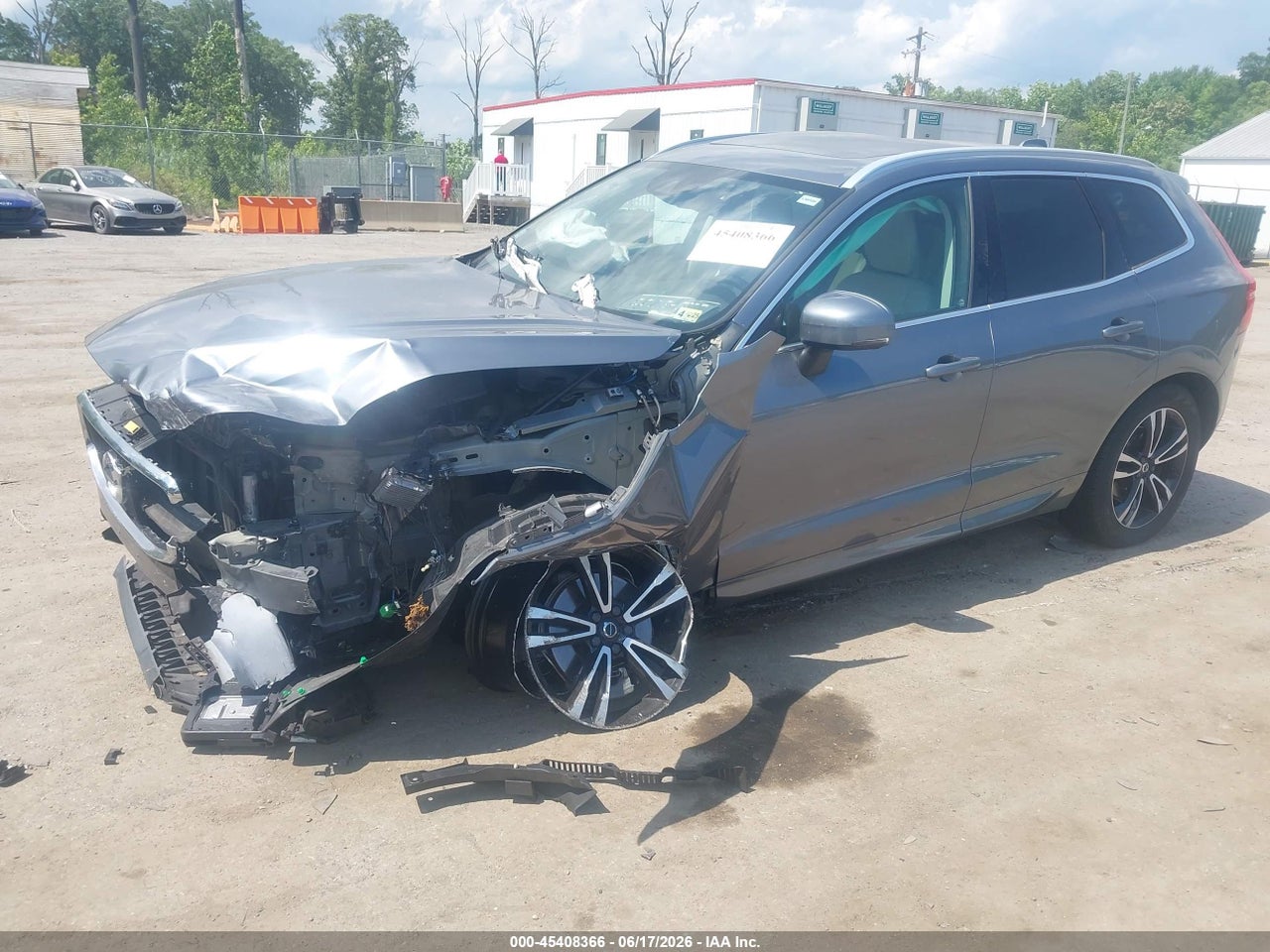2021 VOLVO XC60 T5 MOMENTUM · 2/10