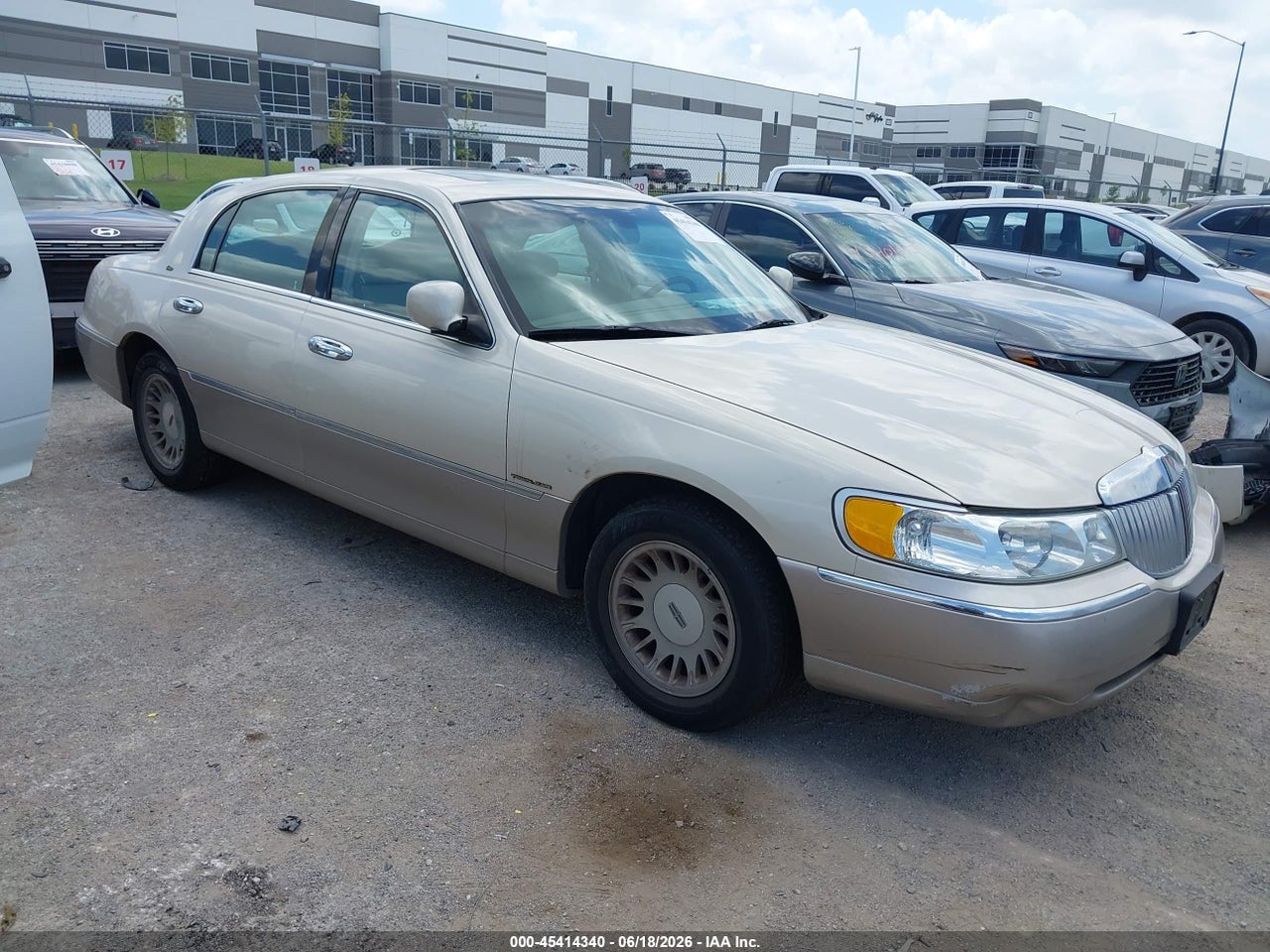 1LNHM83W32Y****** · 2002 LINCOLN TOWN CAR CARTIER