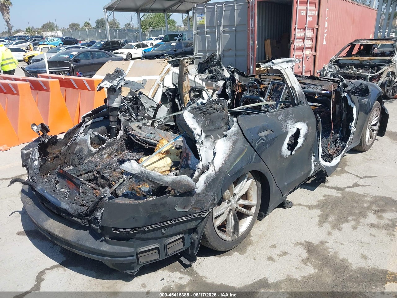 2013 TESLA MODEL S PERFORMANCE · 4/6