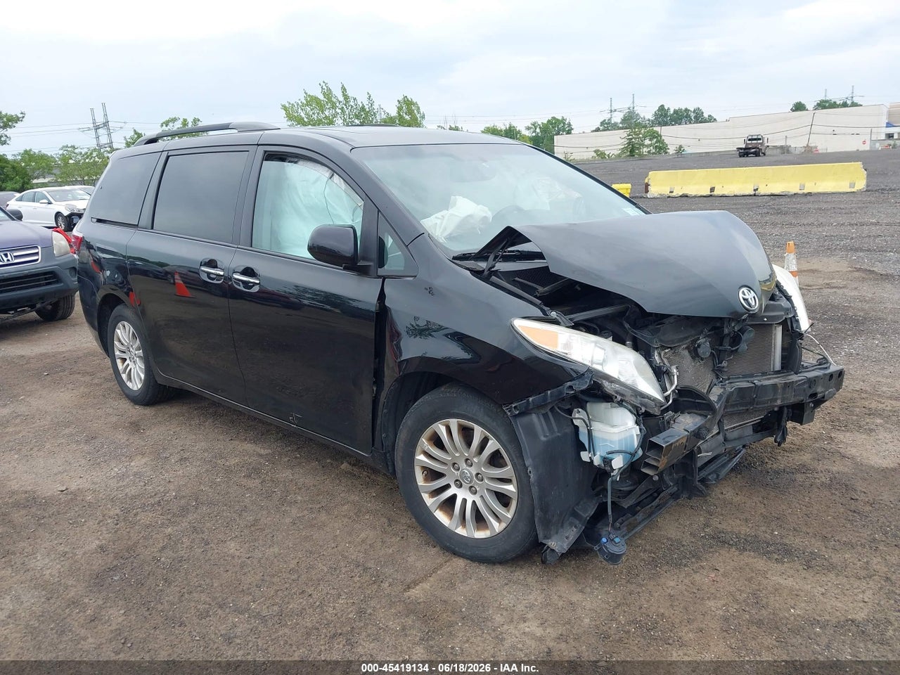5TDYZ3DC4HS****** · 2017 TOYOTA SIENNA XLE 8 PASSENGER