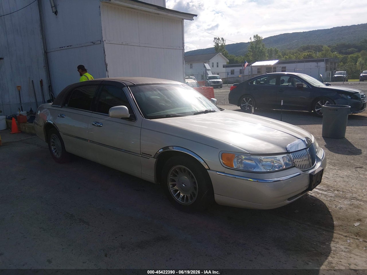 1LNHM83W61Y****** · 2001 LINCOLN TOWN CAR CARTIER