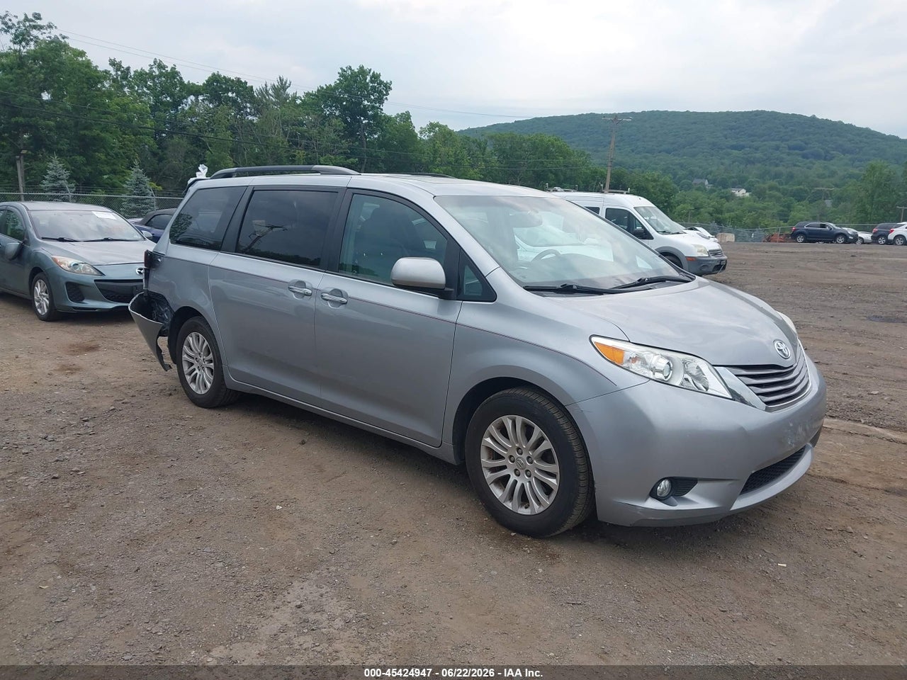 5TDYK3DC3GS****** · 2016 TOYOTA SIENNA XLE 8 PASSENGER