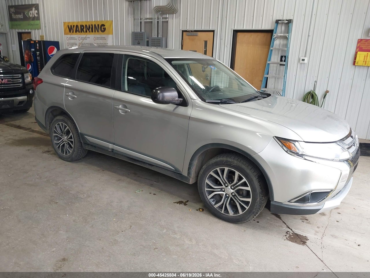 JA4AZ3A33JZ****** · 2018 MITSUBISHI OUTLANDER ES