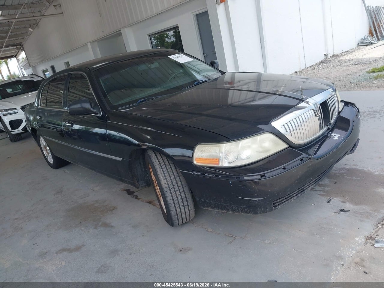 2LNBL8EV6BX****** · 2011 LINCOLN TOWN CAR EXECUTIVE L