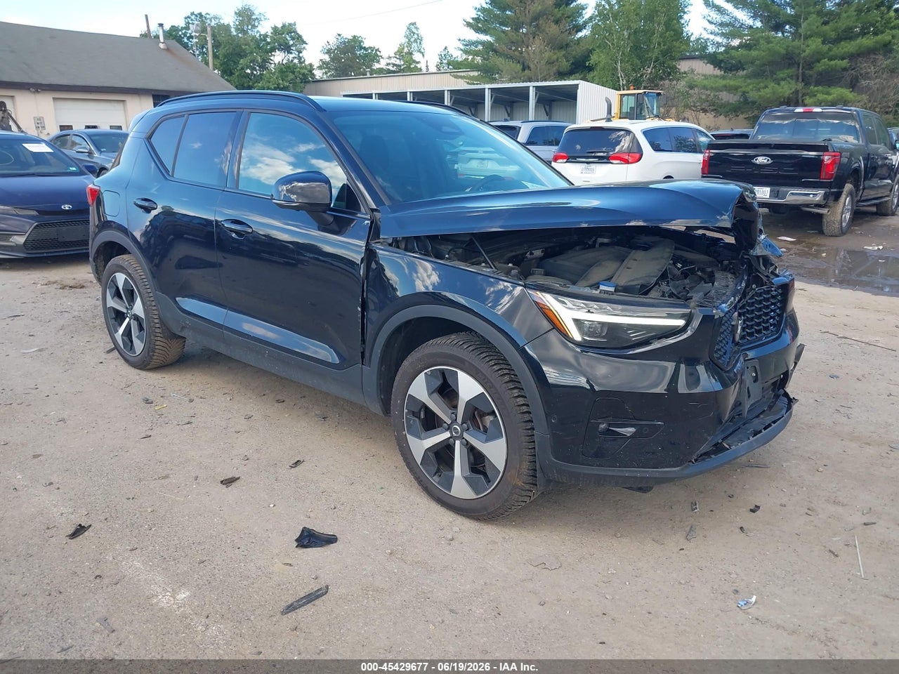 2025 VOLVO XC40 B5 PLUS DARK THEME