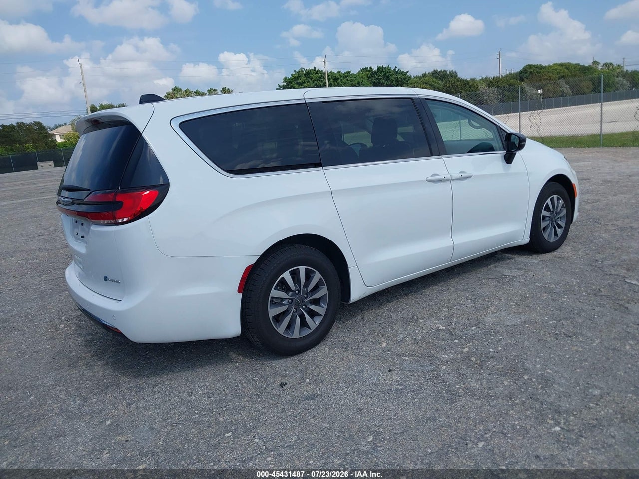 2024 CHRYSLER PACIFICA HYBRID SELECT · 4/11