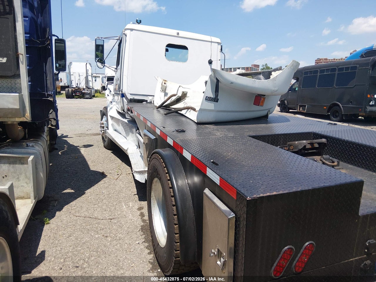 1998 FREIGHTLINER MEDIUM CONVENTIONAL FL70 · 3/4