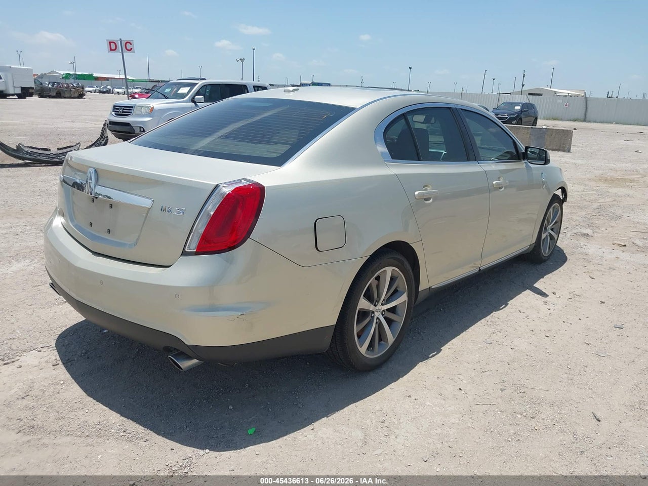 2011 LINCOLN MKS   · 4/11