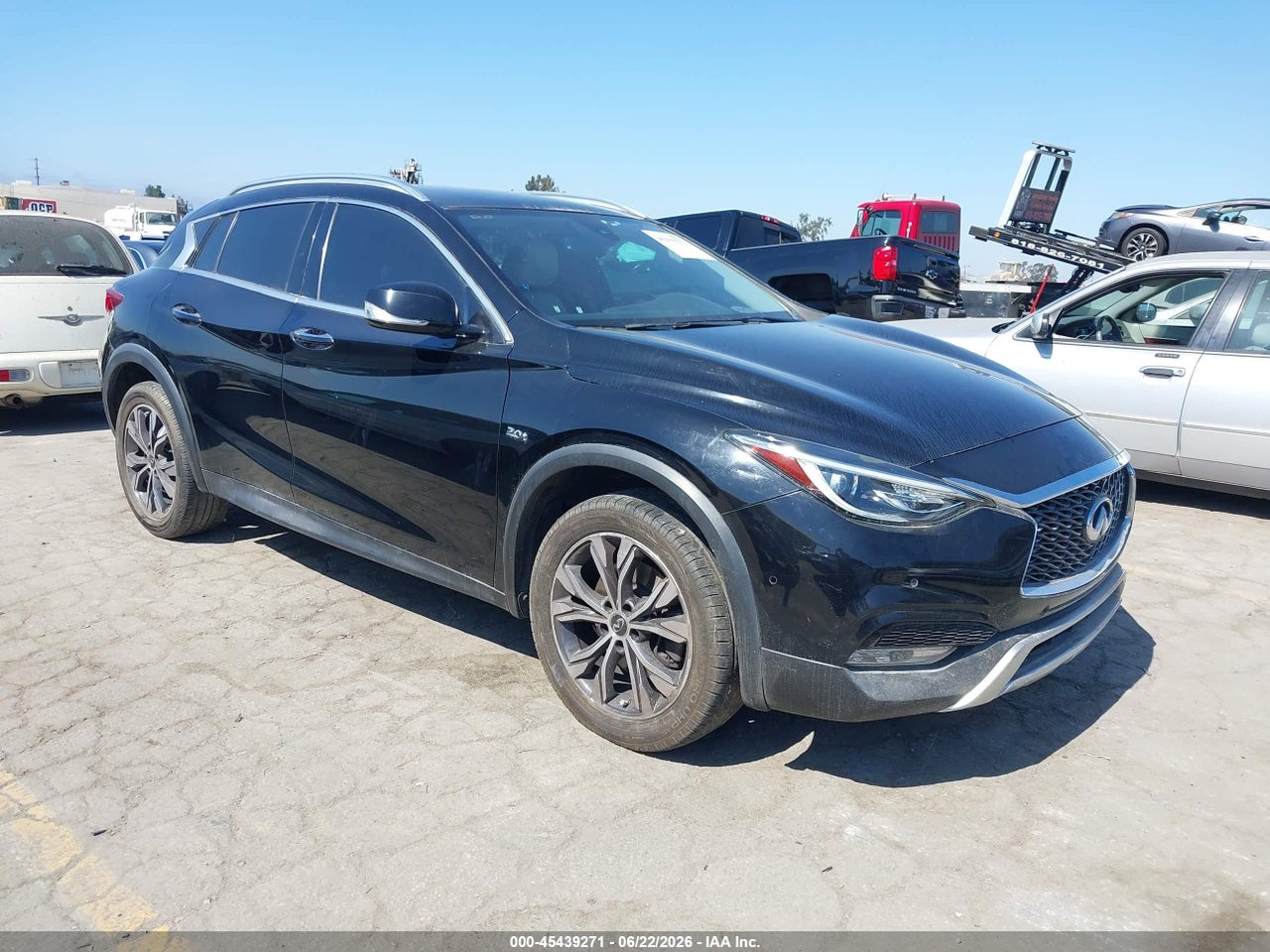 SJKCH5CR5HA****** · 2017 INFINITI QX30 PREMIUM