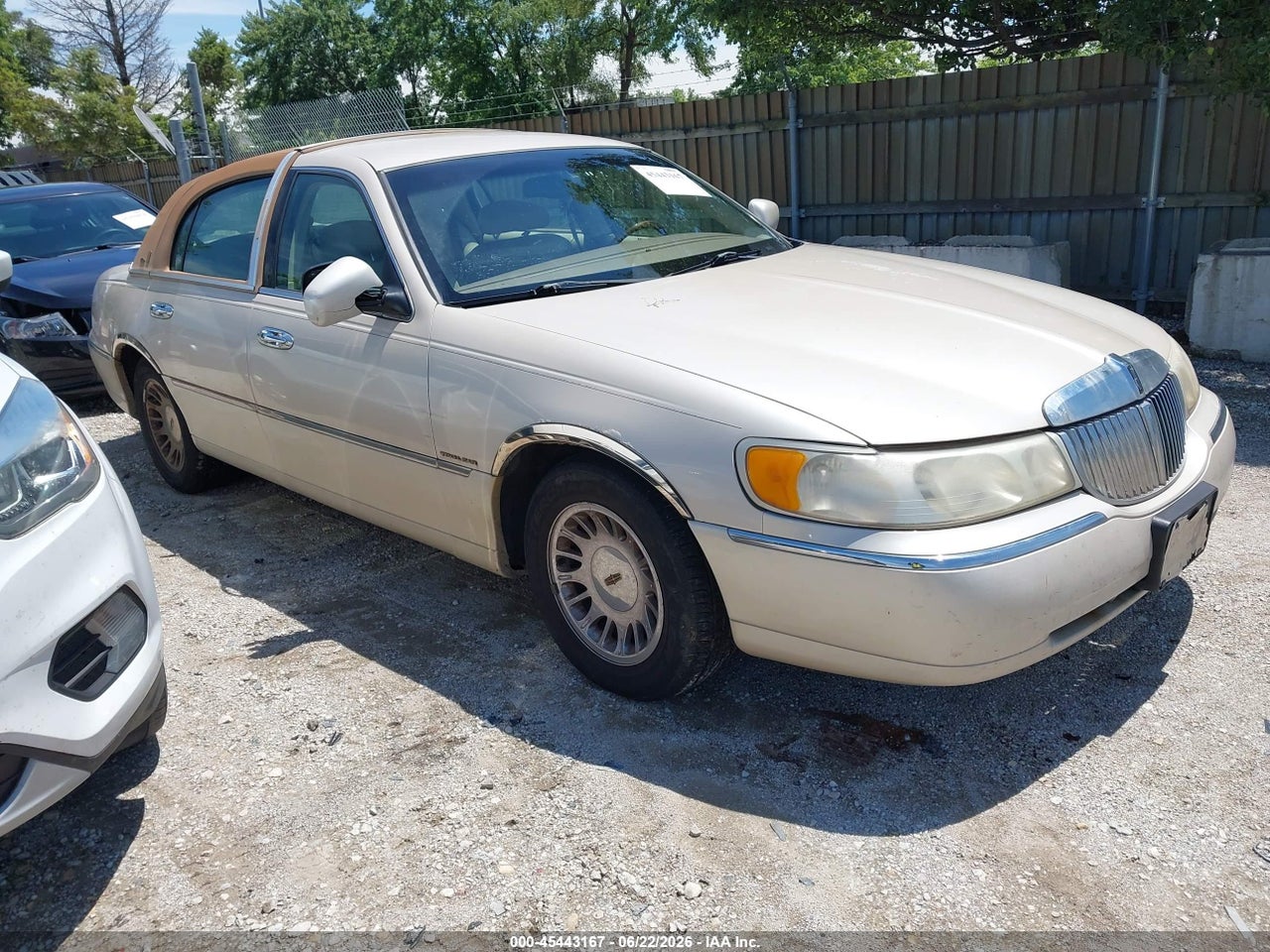 1LNHM83W21Y****** · 2001 LINCOLN TOWN CAR CARTIER