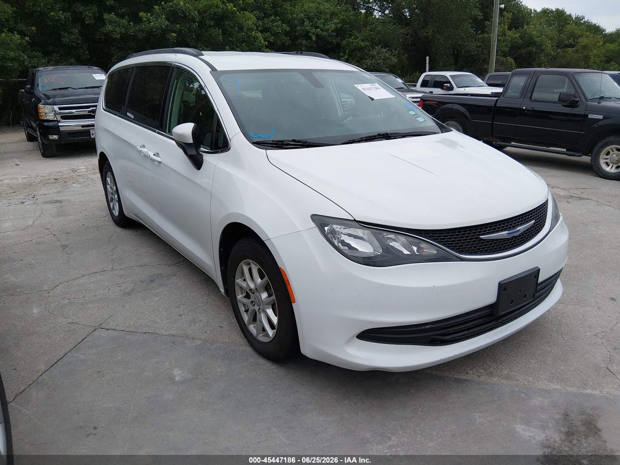 2C4RC1DG4LR****** · 2020 CHRYSLER VOYAGER LXI