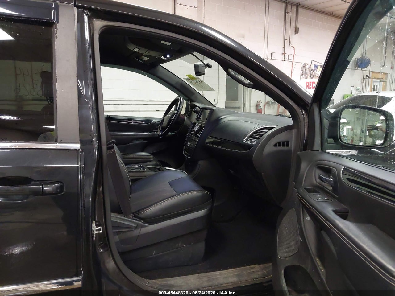 2014 CHRYSLER TOWN &amp; COUNTRY S · 5/11