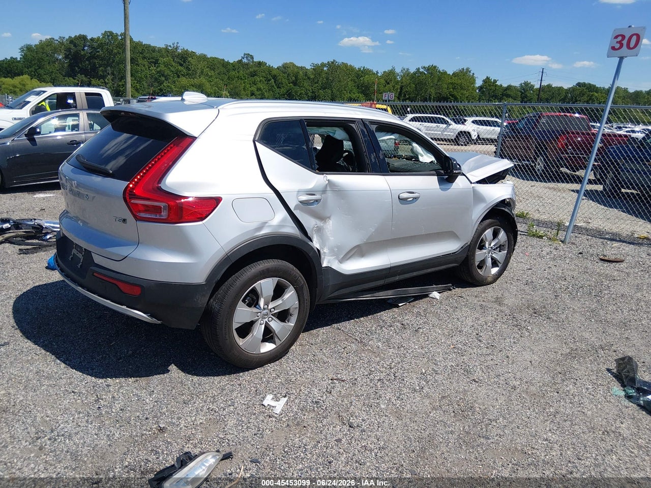 2019 VOLVO XC40 T5 MOMENTUM · 4/10